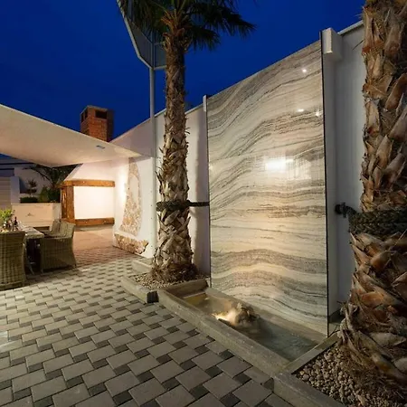 Luxury Michele With Heated Pool