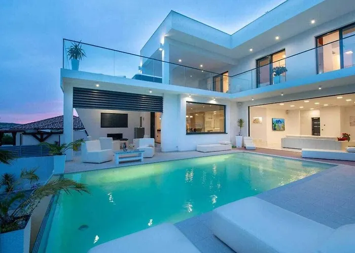 Luxury Michele With Heated Pool *