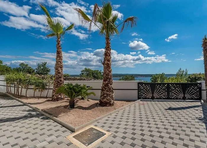 Luxury Michele With Heated Pool