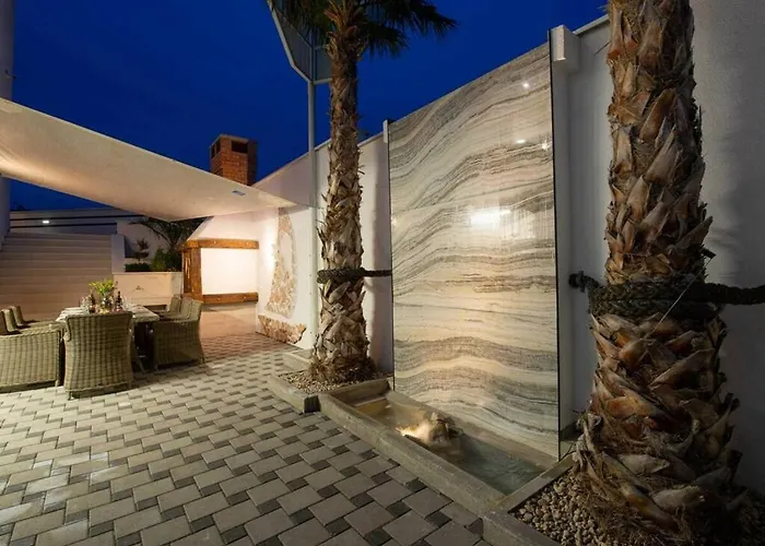 Luxury Michele With Heated Pool