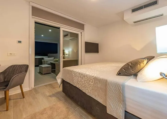Luxury Michele With Heated Pool Villa