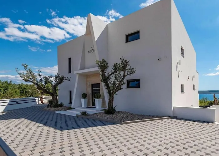 Luxury Michele With Heated Pool