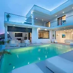 Luxury Michele With Heated Pool *