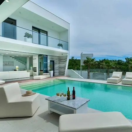 Villa Luxury Michele With Heated Pool *