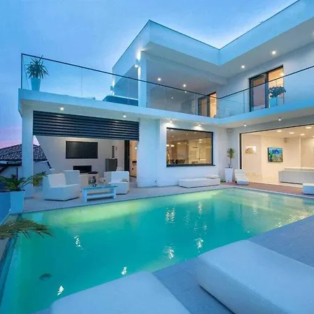 Luxury Michele With Heated Pool *