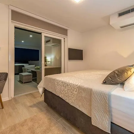 Luxury Michele With Heated Pool Villa