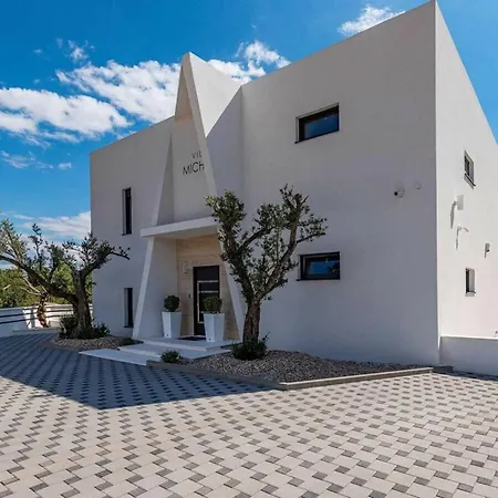 Luxury Michele With Heated Pool